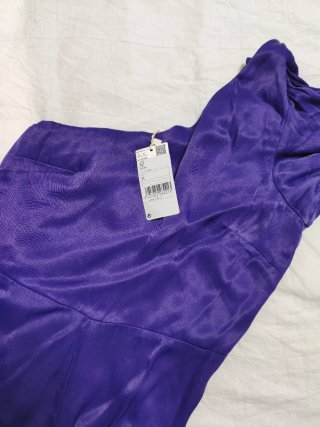 Mono morado de fiesta