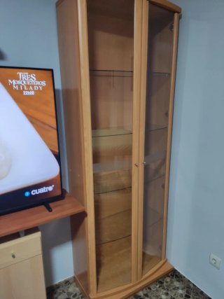 Mueble vitrina de madera y cristal