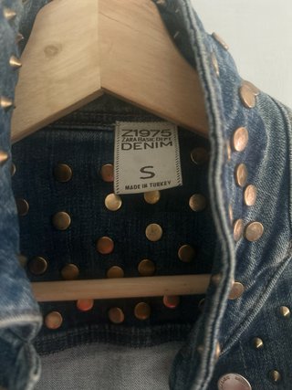 Cazadora vaquera Zara tachuelas