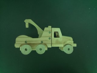 Camión grúa de madera juguete