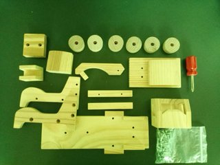 Camión grúa de madera juguete