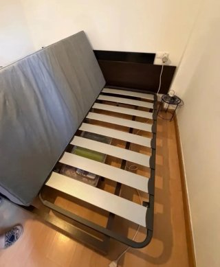 100€ una cama completa.  Colchón 90x200cm y somier