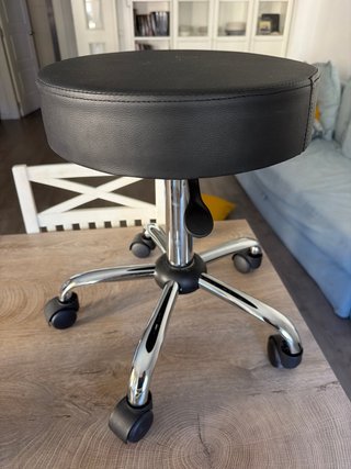 Taburete SixBros con ruedas negro