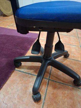 Silla de estudio azul y negra