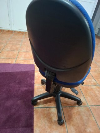 Silla de estudio azul y negra