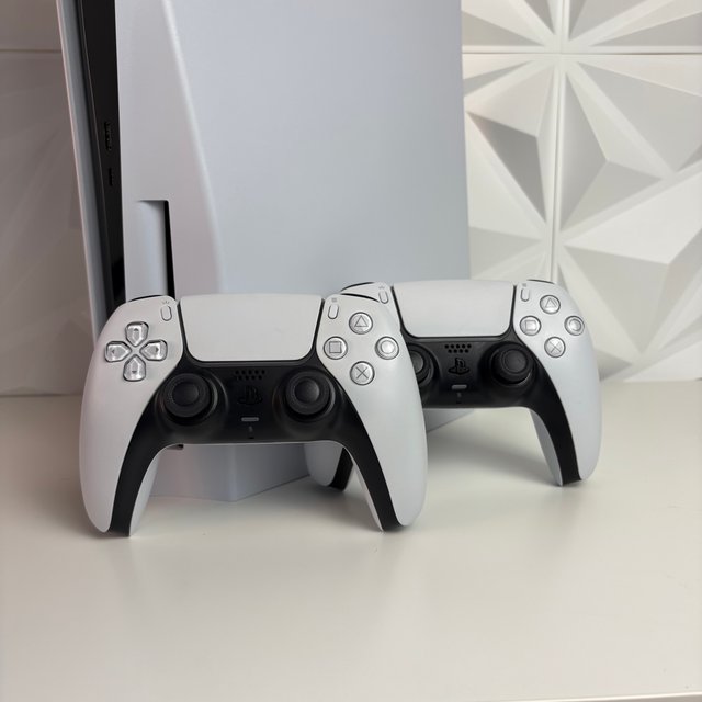 PlayStation 5 825GB | 2 Controller | Come Nuovo