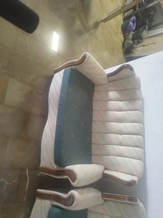 Sofá de tela beige y verde con estructura de mader