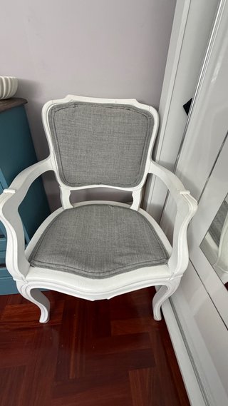 Sillón antiguo blanco y gris.