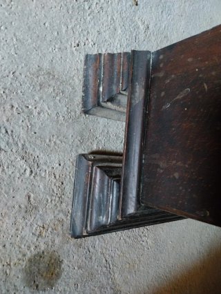 Vitrina de madera con puertas de cristal