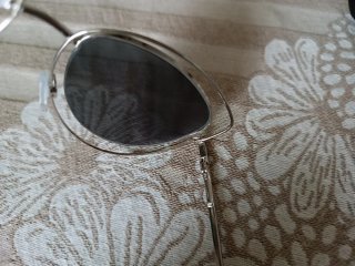 Occhiali da sole neri e argento