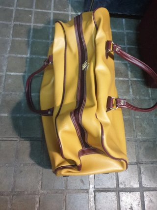 Bolso de viaje amarillo y marrón