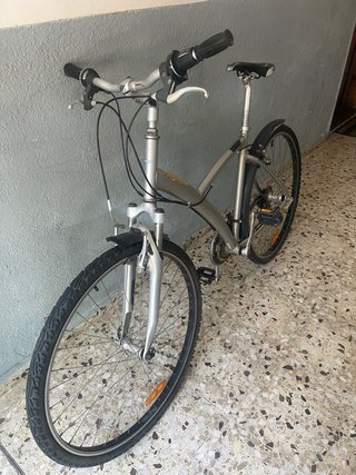 Bicicleta híbrida plateada