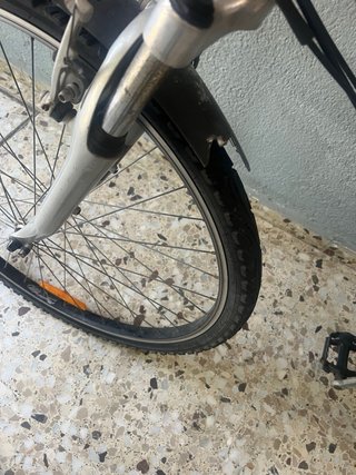 Bicicleta híbrida plateada