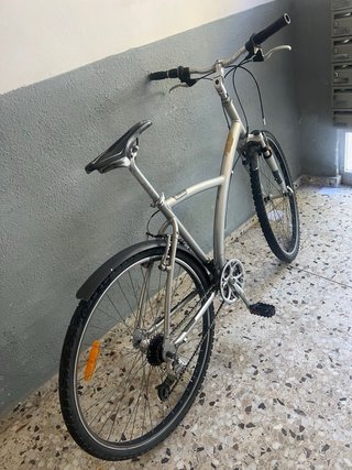 Bicicleta híbrida plateada