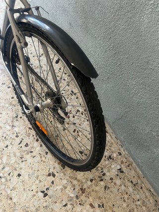 Bicicleta híbrida plateada