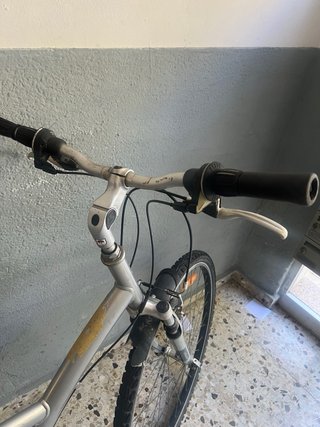Bicicleta híbrida plateada