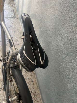 Bicicleta híbrida plateada