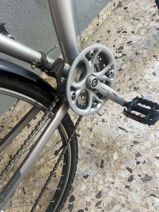 Bicicleta híbrida plateada
