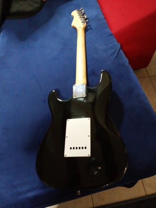 Chitarra Elettrica Nera con Teschio