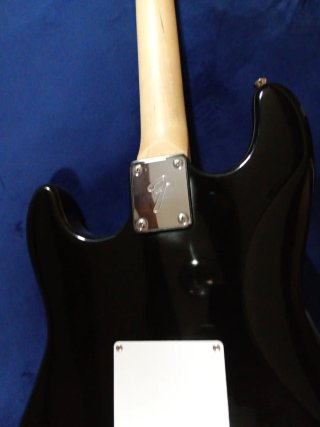 Chitarra Elettrica Nera con Teschio