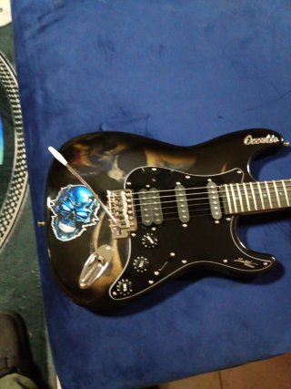 Chitarra Elettrica Nera con Teschio
