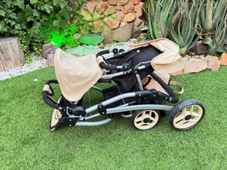 Carrito gemelar de juguete