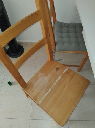 Mesa y 4 sillas de regalo