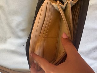 Cartera Guess Marrón y Dorada
