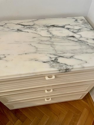 Cómoda y mesitas de madera con tapa de mármol