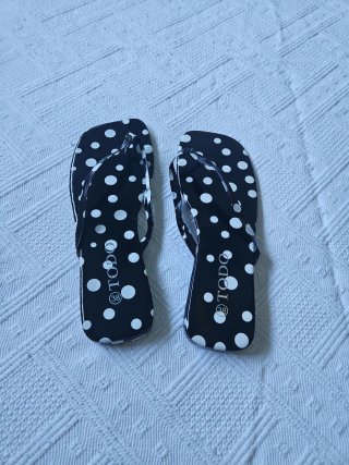 Chanclas, 1,50€ por unidad. 4 PARES DISPONIBLES