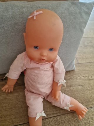 Muñeca bebé con gorrito rosa