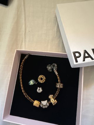 Pulsera Pandora Rey León con charms