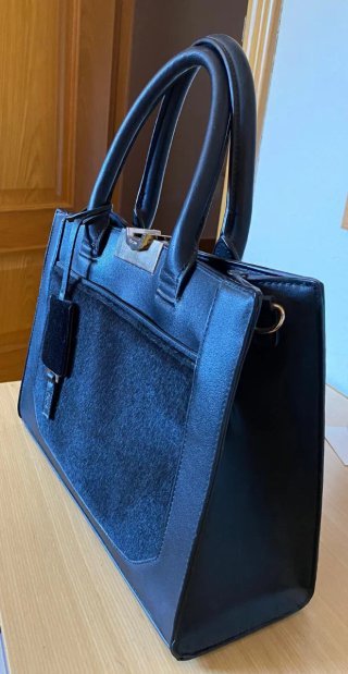Bolso negro con dos asas
