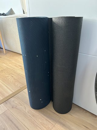 Esterilla de yoga azul y negra
