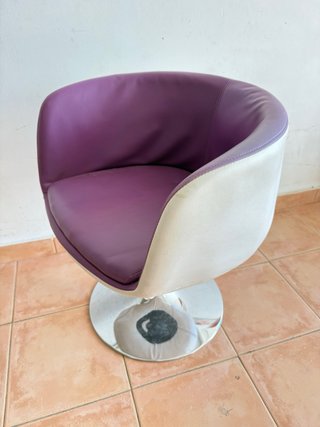 Silla giratoria de cuero púrpura y beige