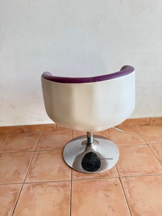 Silla giratoria de cuero púrpura y beige
