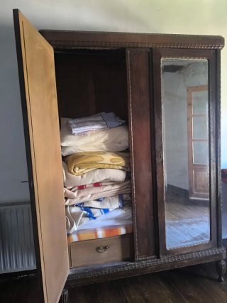 Guardaroba in legno con specchi