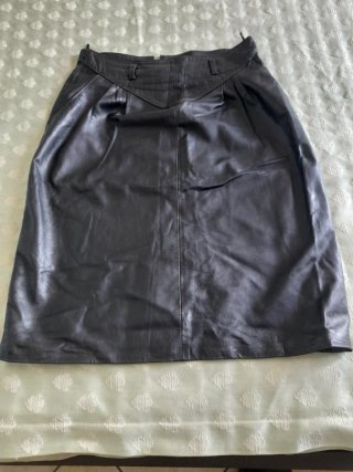Gonna in pelle nera con tasche