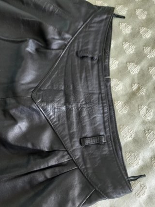 Gonna in pelle nera con tasche