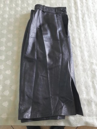 Gonna in pelle nera con tasche