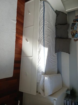 Litera y cama de madera blanca