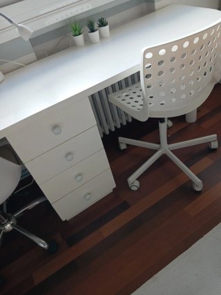 Litera y cama de madera blanca
