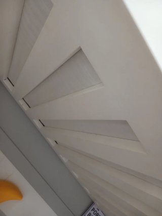 Litera y cama de madera blanca