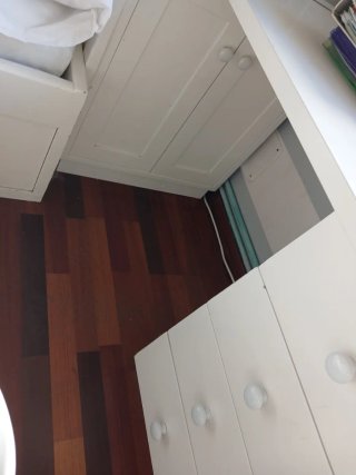 Litera y cama de madera blanca