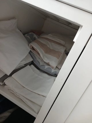 Litera y cama de madera blanca