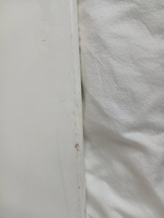 Litera y cama de madera blanca