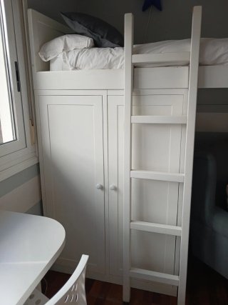 Litera y cama de madera blanca