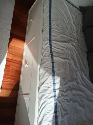Litera y cama de madera blanca