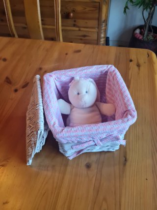 Cesta mimbre con conejito rosa