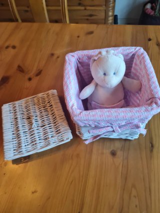Cesta mimbre con conejito rosa